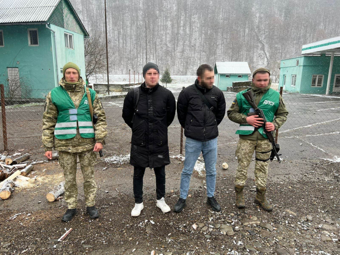 На Закарпатті прикордонники затримали двох одеситів, що мали намір зануритися у крижані води Тиси