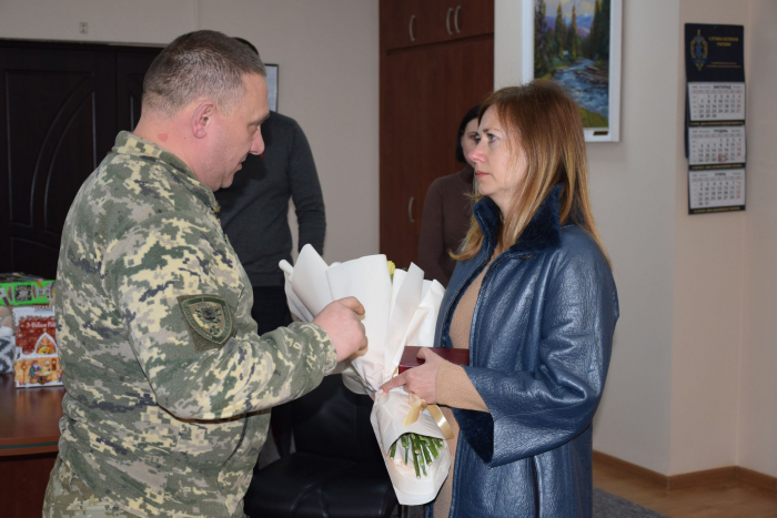 На Закарпатті дружині полеглого на "Азовсталі" прикордонника вручили орден "За мужність" посмертно 