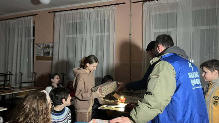 В Ужгородській школі №6 діти-переселенці отримали подарунки від волонтерів