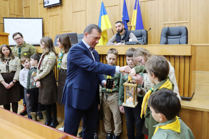 Пластуни принесли Вифлеємський вогонь миру до Ужгородської міської ради (ФОТО)