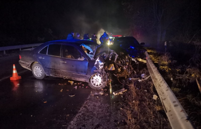 На Закарпатті зіткнулись BMW та Mercedes. Загинула жінка (ФОТО)
