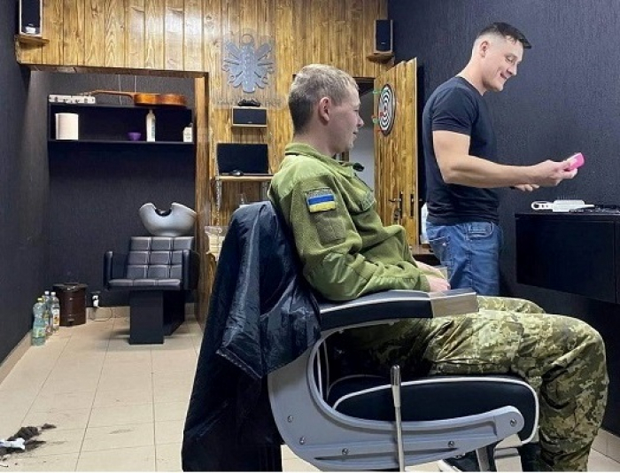 Власник невеличкого барбершопу на Закарпатті безкоштовно надає послуги військовим (ФОТО)