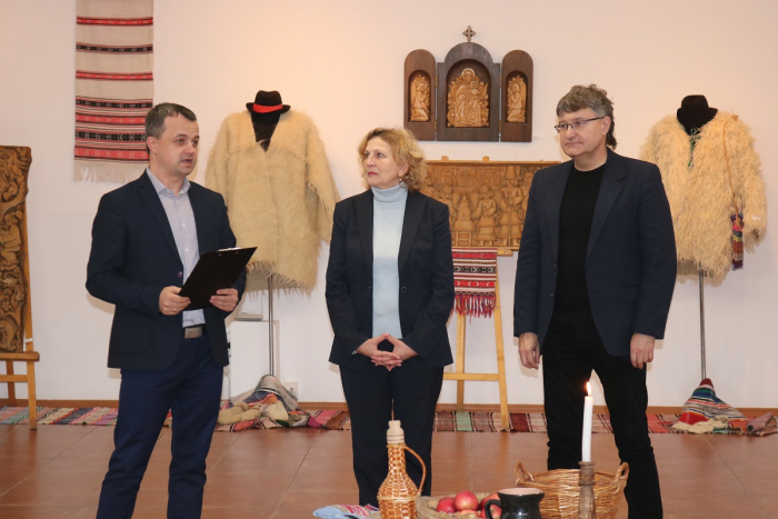 Виставку робіт декоративно-ужиткового мистецтва «Різдвяне сяйво»
відкрили в ужгородському скансені