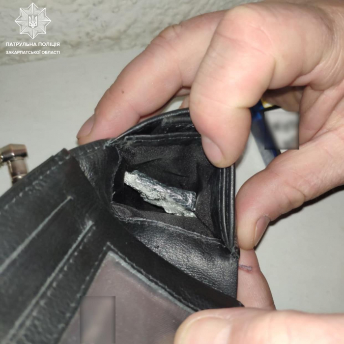 Ужгородські патрульні виявили у чоловіка речовини, схожі на наркотичні