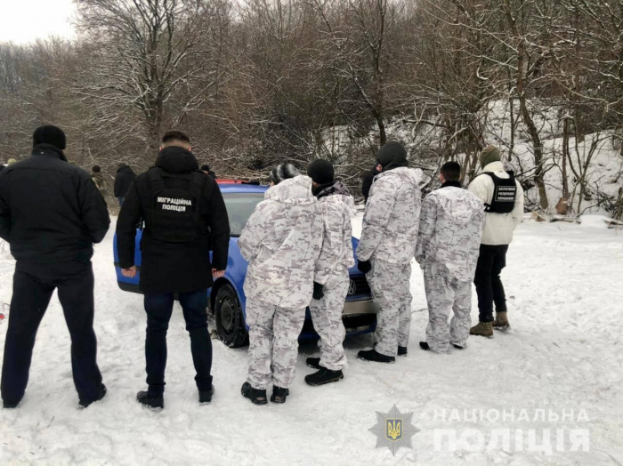 На Закарпатті правоохоронці викрили групу зловмисників, які організували незаконну переправу нелегалів через держкордон