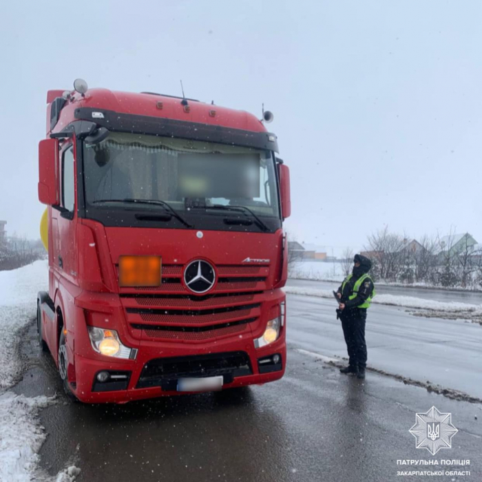 Патрульна поліція Закарпаття здійснює контроль за дотриманням правил перевезень небезпечних вантажів