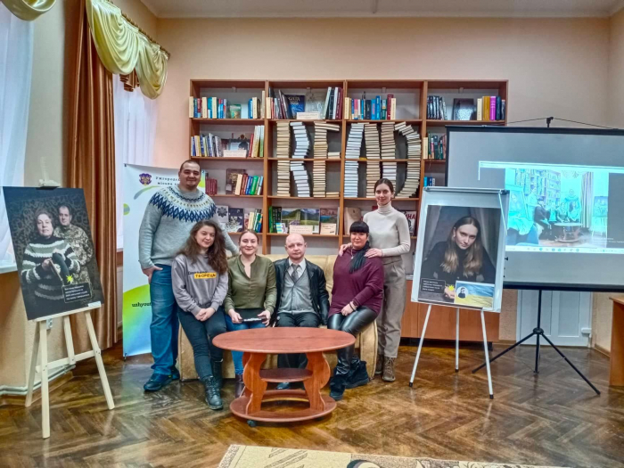 В Ужгородській публічній бібліотеці відкрилася унікальна фотовиставка на підтримку Всеукраїнської акції «Вшануй»
