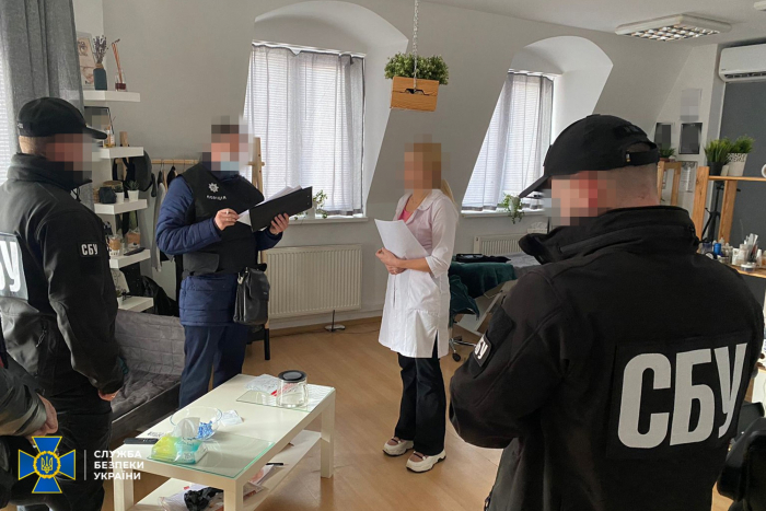 СБУ викрила лікарку на Закарпатті, яка щомісяця «заробляла» до 500 тис. грн на COVID-сертифікатах