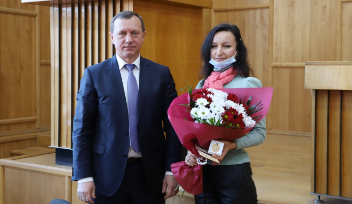 Богдан Андріїв вручив двом ужгородкам посвідчення та нагрудні знаки «Мати-героїня»