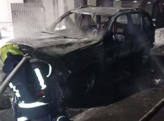 На Тячівщині, під час спроби загасити палаючий BMW X5, травмувався його водій (ФОТО)