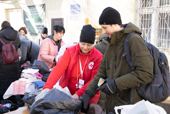 В Ужгороді міська організація Товариства Червоного Хреста посилено допомагає біженцям