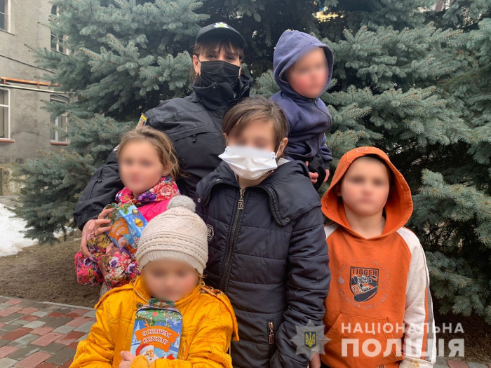 Мукачівські поліцейські вилучили з родини п’ятьох маленьких бездоглядних діток