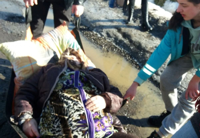 На Закарпатті хвору у комі та пацієнта із переломом транспортували до авто "швидкої" санчатами (ФОТО)