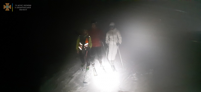 На Закарпатті рятувальники розшукали двох лижників, що блукали в тумані (ФОТО)