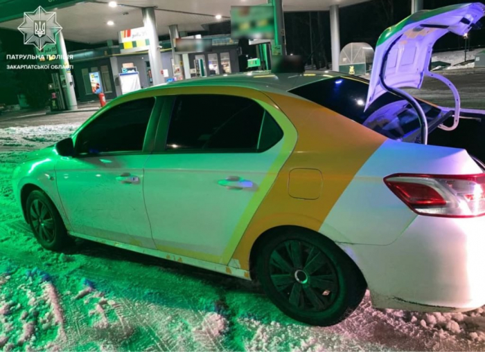 В Ужгороді патрульні спіймали чоловіків, які крали каналізаційні люки