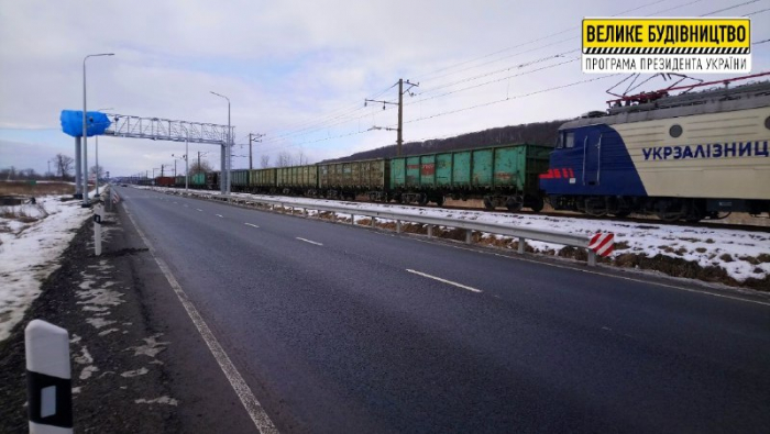 На Ужгородщині завершують монтаж комплексу зважування вантажівок у русі