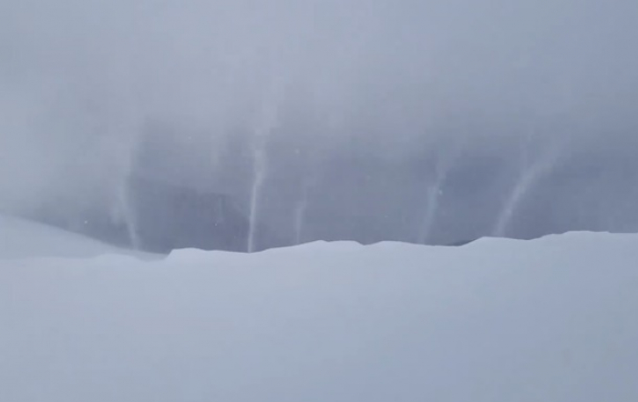 "Красиві, але небезпечні": закарпатські рятувальники показали снігові фонтани у Карпатах (ВІДЕО)