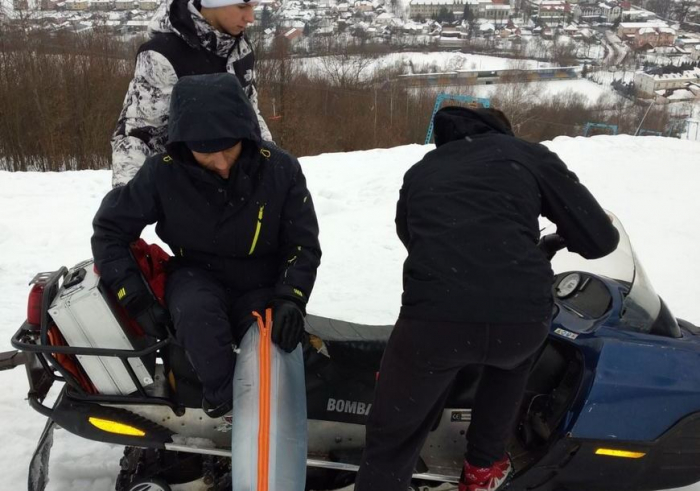 На Закарпатті медики добиралися до травмованого лижника на вершину снігоходом (ФОТО)