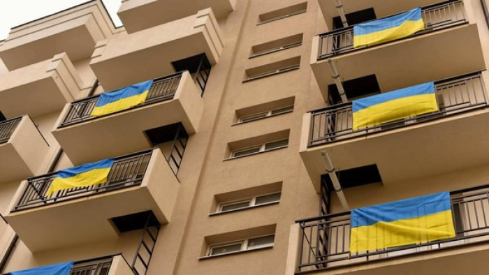 В Ужгороді багатоповерхівку прикрасили десятками синьо-жовтих стягів
