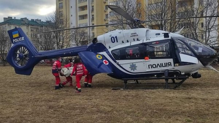 Півтори години слідували за гелікоптером. Як травмованого туриста на Закарпатті евакуювали до Львова