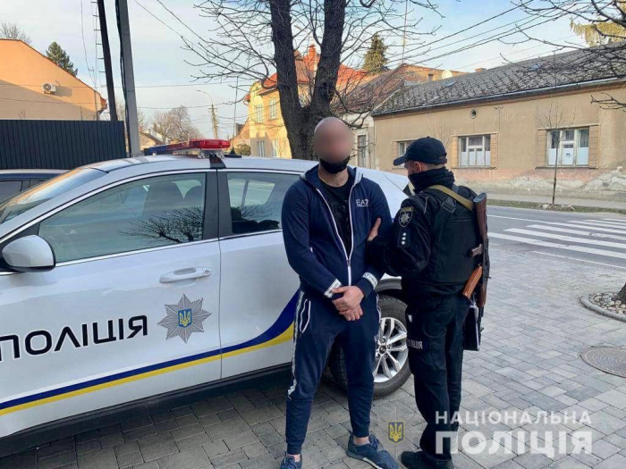 В Ужгороді затримали 17-річного наркоторговця