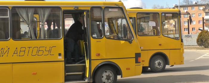 12 автобусів щодня відвозять у територіальні громади вимушених переселенців з Ужгородського вокзалу