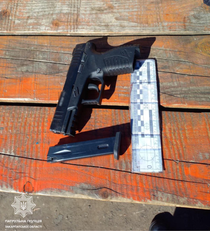 Ужгородські патрульні та ТОРівці виявили чоловіка, який мав при собі зброю та здійснював постріли