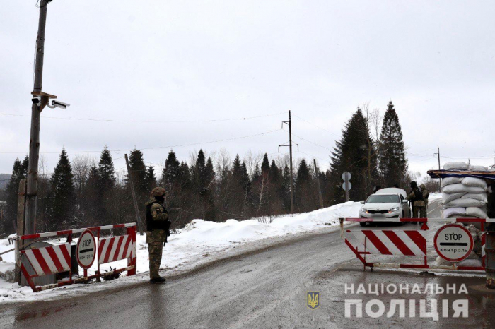 Закарпатські поліцейські продовжують нести службу на блокпостах