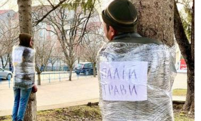 У Іршаві та Дубрівці паліїв трави прив’язали до дерева