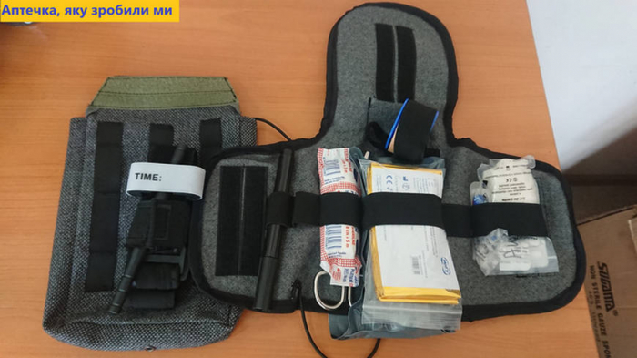 Закарпатські волонтери зібрали для військових нові тактичні аптечки