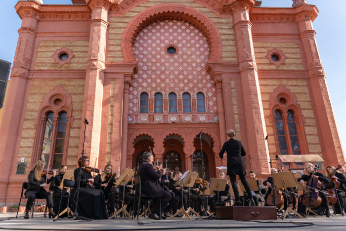 «Разом до перемоги» – симфонічний оркестр провів музичний захід просто неба в Ужгороді