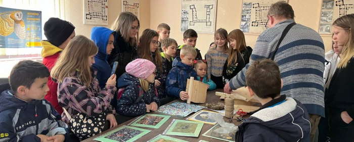 Дітей ужгородців і вимушених переселенців вчили, як робити будинки для синичок