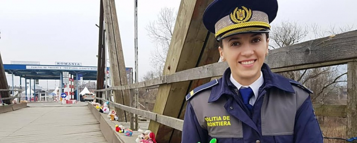 На українсько-румунському кордоні міст прикрасили іграшками для дітей