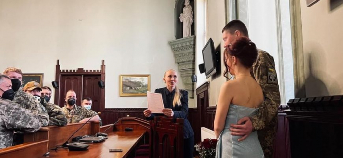 Любов на війні: у Мукачеві військовий 128 бригади уклав шлюб 