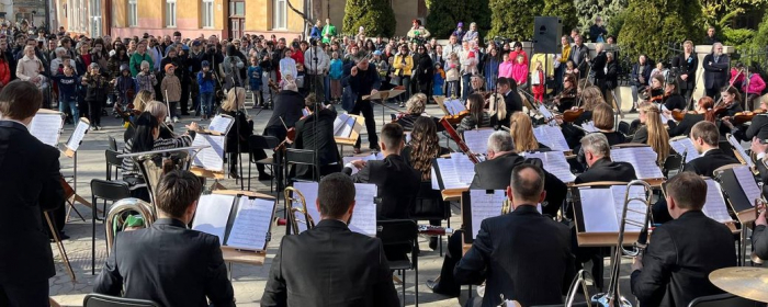 В Ужгороді академічний симфонічний оркестр провів благодійний концерт на підтримку військових