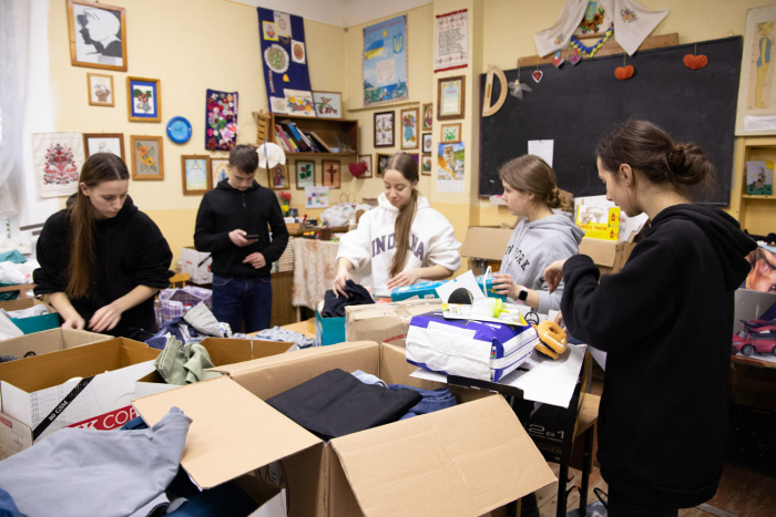 Цілі родини допомагають в ужгородських школах, де працюють пункти збору допомоги