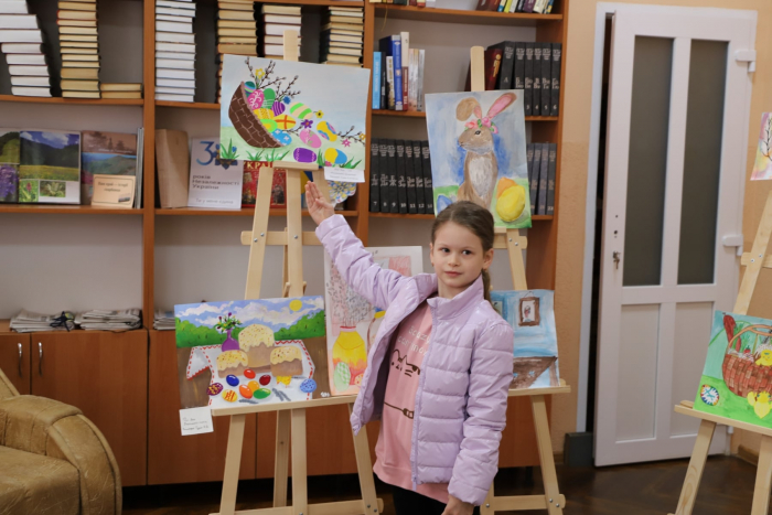В Ужгороді стартувала виставка дитячих малюнків на великодню тематику