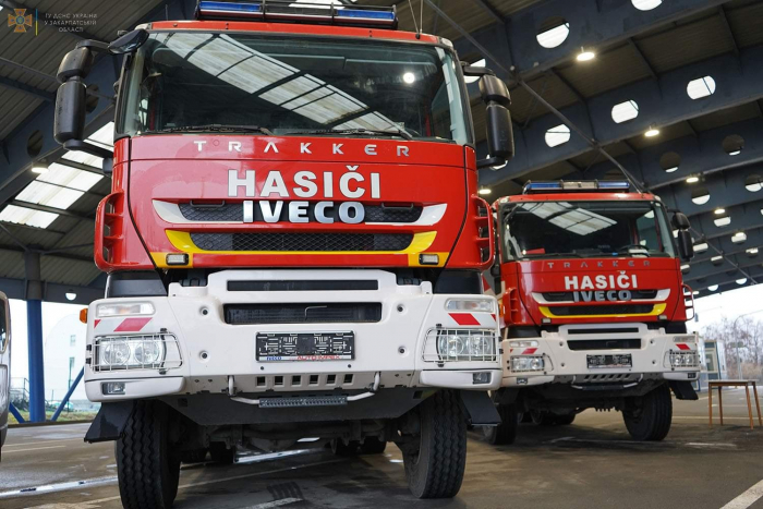 Автопарк закарпатських рятувальників поповнився двома пожежними машинами, подарованими словацькими колегами