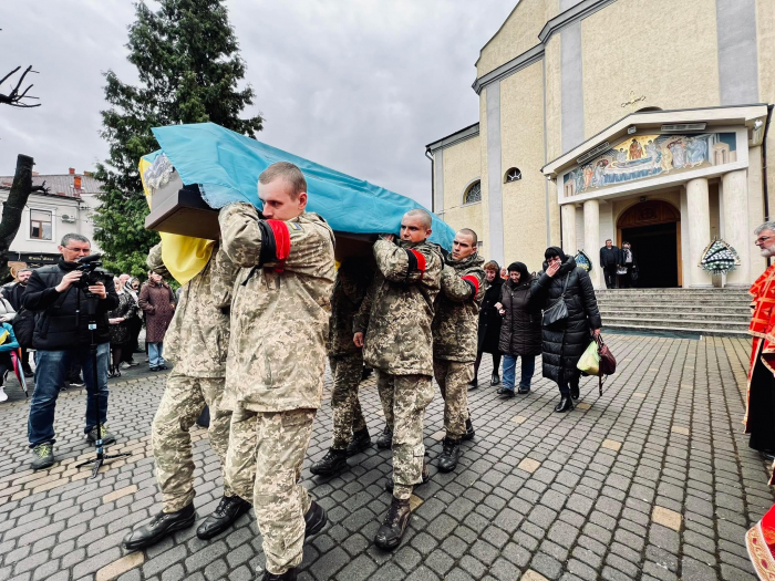 У Мукачеві попрощалися із загиблим захисником Віктором Каричаком