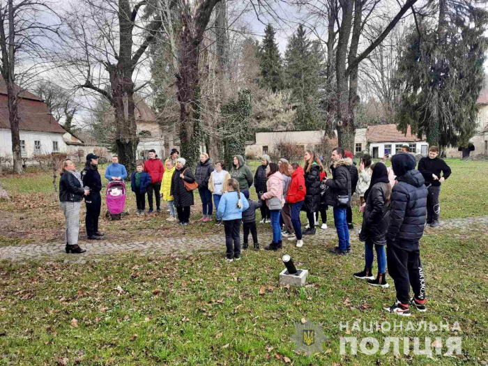 Як закарпатські поліцейські знайомлять діток-переселенців із красою нашого краю