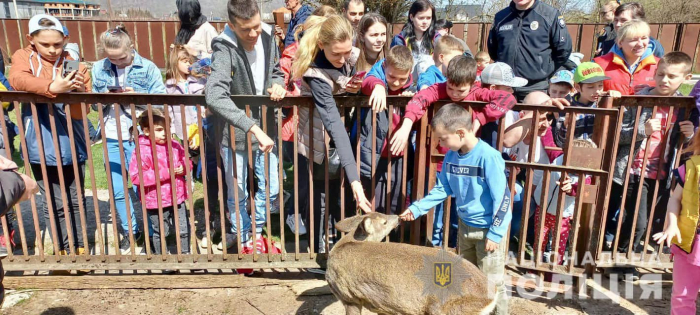 Ювенальні поліцейські Закарпаття влаштували діткам знайомство з екзотичними птахами