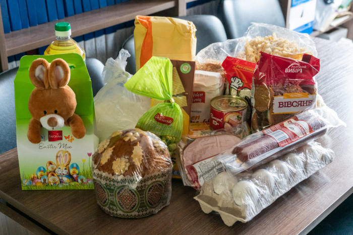 Напередодні Великодня продуктові набори отримали в Ужгороді два десятки родин