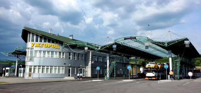 На двох пунктах пропуску зі Словаччиною утворилися черги на в'їзд та виїзд з України