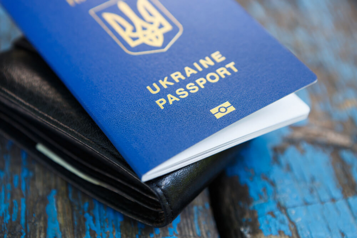 Виїзд з України – за закордонним паспортом, у ДПСУ пояснили чому