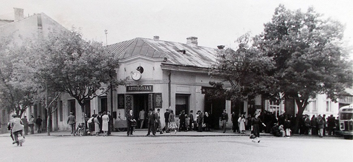 Втрачений Ужгород: «Мулен Руж», який став першим автовокзалом міста (ФОТО)