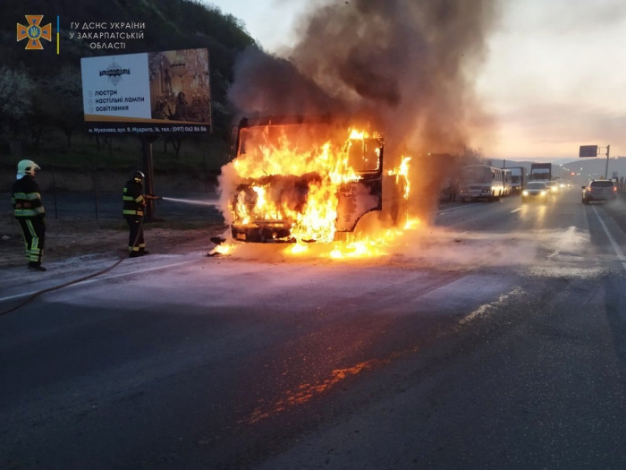 У Мукачеві згорів автобус "Еталон", не довізши працівників заводу на зміну (ФОТО)
