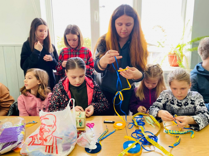 Патріотичні обереги для воїнів від вихованців Закарпатського центру туризму