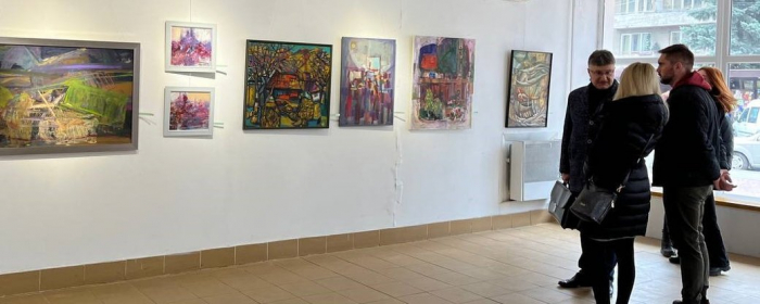 В Ужгороді відкрилася виставка-продаж картин для підтримки 128 бригади