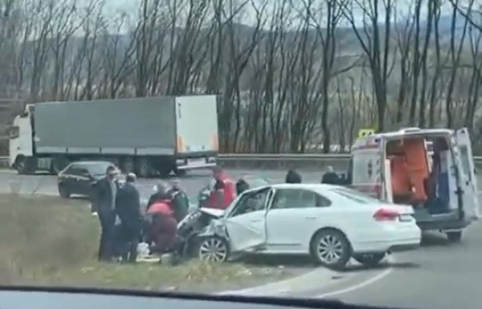 Аварія на Берегівщині: легковик влетів у відбійник