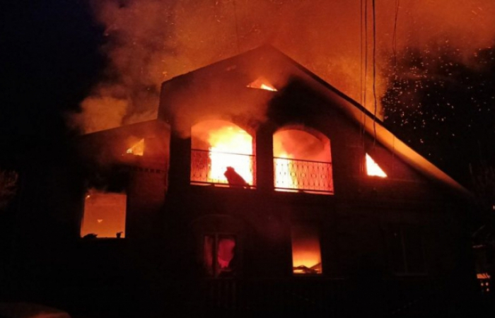 Пожежа на Рахівщині: Горів двоповерховий будинок